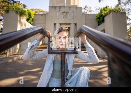 Junge Frau besucht Coit Tower in San Francisco | Lifestyle Tourism Stockfoto