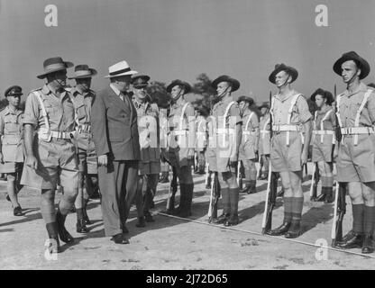 Die Rt. Hon. R.G. Menzies inspiziert Truppen des Royal Aust. Armeedienstkorps. Von links nach rechts; Oberstleutn Fairclough Kommandant ***** Col. F.S. Walsh Parade Kommandant, Die Rt. Hon. R.G. Menzies **** C-in-C BCOF LT. General Sir Horace Robertson. Der Australische Premierminister, Die Rt. Hon. R/G. Menzies, heute inspizierte Truppen der British Commonwealth Occupations Force bei einer Parade im Anzac Park, Kure, Japan, am 16. August '50. 16. August 1950. Stockfoto