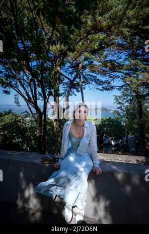 Junge Frau besucht Coit Tower in San Francisco | Lifestyle Tourism Stockfoto