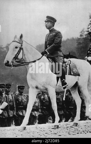 Kaiser von Japan - Dies ist ein aktuelles Foto von Kaiser Hirohito von Japan auf seinem weißen Pferd. 3. September 1945. (Foto vom US Office of war Information Photo). Stockfoto