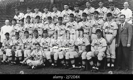 Gewinner der Pennant 1942 in der National League – das sind die stolzen Gesichter der St. Louis Cardinals, Gewinner der National League Wimpel nach einem sensationellen Heimrennen, bei dem sie am letzten Tag der Saison die Flagge der Brooklyn Dodgers sicherten. Von links nach rechts: Erste Reihe, Marty Marion, Stan Musial, John Hopp, Coach Mike Gonzales, Manager Billy Southworth, Coach Buzzy Wares, George Kurowski, Sam Narron und Ken O'Dea; zweite Reihe, Dr. H. J. Weaver, Trainer; Bill Beckman, Jimmy Brown, Harry Walker, John Beazley, Ernio White, Enos Slaughter, Harrry Gumbert, Howard Pollet Stockfoto