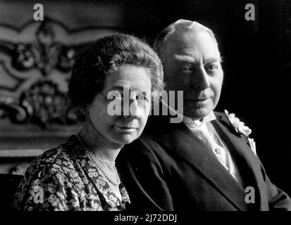 Lord und Lady Lonsdale unterhalten sich im Lowther Castle - der Graf und die Gräfin von Lonsdale, die im Lowther Castle, in der Nähe von Penrith, für das Erschießen der Birkhühner unterhalten. Zu den Gästen gehören König Georg von Griechenland, der Graf und die Gräfin von Mar & Kellie, Lord Hamilton von Dalzell und Sir William und Lady Noreen Bass. Lord Lonsdale, ist vielleicht der beliebteste Allround-Sportler. 10. Oktober 1934. Stockfoto