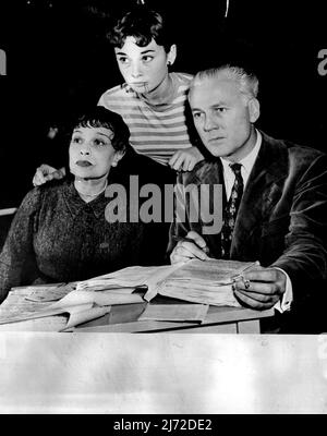 Anita Loos, Audrey Heburn, junge britische Schauspielerin, die in 'Gigi' die Titelrolle spielen soll, und Regisseur Raymond Rouleau. Anita Loos trägt heute noch ihre Haare wie vor 25 Jahren, hält sie aber etwas aufgeräumter. 1. Oktober 1953. (Foto von Associated Press Newsphoto). Stockfoto