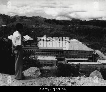 Die Königliche Tour: Ceylon -- die neue Universität von Ceylon, in Peradeniya, die am 20.. April 1954 von der Königin und dem Herzog von Edinburgh besucht wird. Die frühere Universität befand sich in Colombo, und die Medizinische Fakultät und einige der anderen Fakultäten können vorerst dort bleiben, aber es wird gehofft, dass letztlich die gesamte Universität in Peradeniya sein wird. 12. April 1954. (Foto von Rosemary Gilliat, Camera Press). Stockfoto