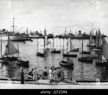 The Royal Tour: Ceylon -- Colombo Harbour: Colombo ist die Hauptstadt von Ceylon und allen Reisenden im Fernen Osten und Australien als Anlaufhafen bekannt. Die Stadt liegt an der Westküste; ihr künstlicher Hafen wurde von den Briten gebaut, der erste Stein seines 4000 Fuß langen Wellenbrechens wurde von Edward VII. Gelegt, als er Prinz von Wales war. Diese Ansicht des Hafens wurde vom Colombo Yacht Club aufgenommen. Im Vordergrund bereiten sich europäische Stadtmänner und ihre Familien auf eine Regatta an einem Samstagnachmittag vor. Im Hintergrund die Schifffahrt aus allen Teilen der Welt. Die Königin und der Herzog von Edinb Stockfoto