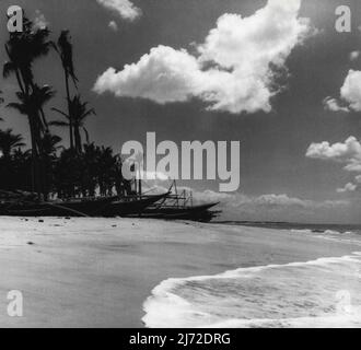 Die Königliche Tour: Ceylon -- H.M. Queen Elizabeth und H.R.H. der Herzog von Edinburgh werden vom 10.. April - 13.. April in Colombo bleiben. Berg ***** , Colombo, ist einer der angenehmsten Plätze auf dem ***** Mit seinem azurblauen Meer, Palmenwedeln, die im ***** rascheln Brisen und riesige Rollen brechen auf dem goldenen ***** Lavinia ist eine große Attraktion für Besucher. Wunderschönes Mt. Lavinia Beach, eine kurze Fahrt von Colombo entfernt, bietet Schwimmen im Haifisch-Baum Indischen Ozean. 12. April 1954. (Foto von Rosemary Gilliat, Camera Press). Stockfoto