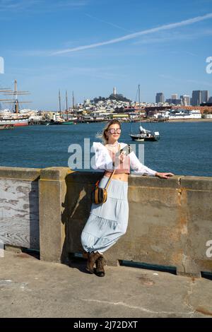 Junge Frau besucht den Aquatic Park Pier in San Francisco | Lifestyle Tourism Stockfoto