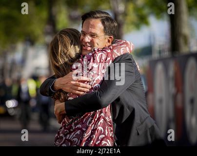 2022-05-05 19:37:59 AMSTERDAM - Premierminister Mark Rutte wird vor dem Befreiungskonzert auf der Amstel von Madeleine van der Zwaan, der Regisseurin Carre, im Royal Theatre Carre begrüßt. KOEN VAN WEEL niederlande Out - belgien Out Stockfoto