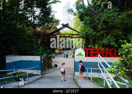 KUALA LUMPUR, MALASIA – 28. JANUAR 2020 Eintritt in den KL Forest Eco Park mit Touristen Stockfoto