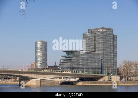 Modernes Lanxess-Hauptgebäude in der Kölner Frühlings-Skyline Stockfoto