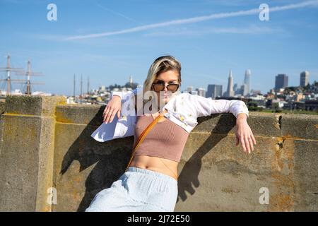 Junge Frau besucht den Aquatic Park Pier in San Francisco | Lifestyle Tourism Stockfoto