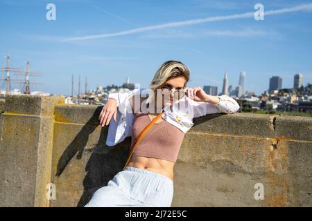 Junge Frau besucht den Aquatic Park Pier in San Francisco | Lifestyle Tourism Stockfoto