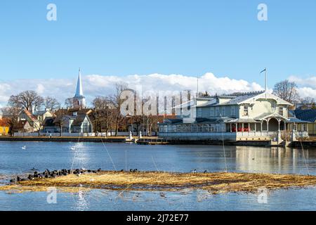 Promenade des beliebten Ferienort Haapsalu in Estland, Europa im frühen Frühjahr. Stockfoto