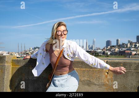 Junge Frau besucht den Aquatic Park Pier in San Francisco | Lifestyle Tourism Stockfoto