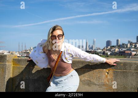 Junge Frau besucht den Aquatic Park Pier in San Francisco | Lifestyle Tourism Stockfoto