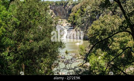 Viterbo 2022. Kleiner Wasserfall des Flusses Flora im kleinen Pellicone See, natürliche Kulisse für viele Filme. Wir sind an einem sonnigen Frühlingstag. April 2022 Stockfoto