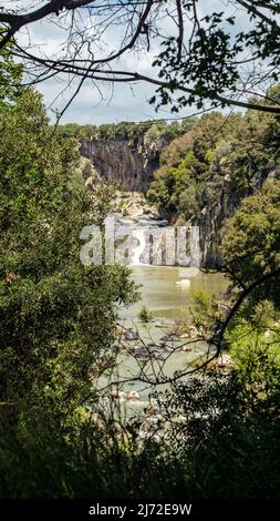 Viterbo 2022. Kleiner Wasserfall des Flusses Flora im kleinen Pellicone See, natürliche Kulisse für viele Filme. Wir sind an einem sonnigen Frühlingstag. April 2022 Stockfoto