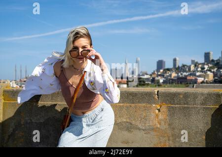 Junge Frau besucht den Aquatic Park Pier in San Francisco | Lifestyle Tourism Stockfoto