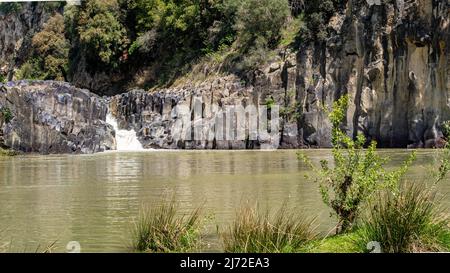 Viterbo 2022. Kleiner Wasserfall des Flusses Flora im kleinen Pellicone See, natürliche Kulisse für viele Filme. Wir sind an einem sonnigen Frühlingstag. April 2022 Stockfoto