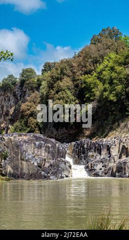 Viterbo 2022. Kleiner Wasserfall des Flusses Flora im kleinen Pellicone See, natürliche Kulisse für viele Filme. Wir sind an einem sonnigen Frühlingstag. April 2022 Stockfoto