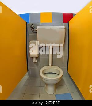 Ein wc in der gelben Kabine im Kindergarten mit gelber Tür Stockfoto
