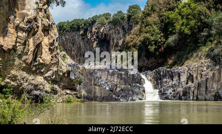 Viterbo 2022. Kleiner Wasserfall des Flusses Flora im kleinen Pellicone See, natürliche Kulisse für viele Filme. Wir sind an einem sonnigen Frühlingstag. April 2022 Stockfoto