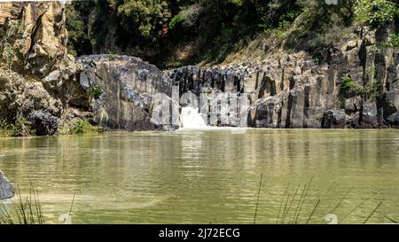 Viterbo 2022. Kleiner Wasserfall des Flusses Flora im kleinen Pellicone See, natürliche Kulisse für viele Filme. Wir sind an einem sonnigen Frühlingstag. April 2022 Stockfoto