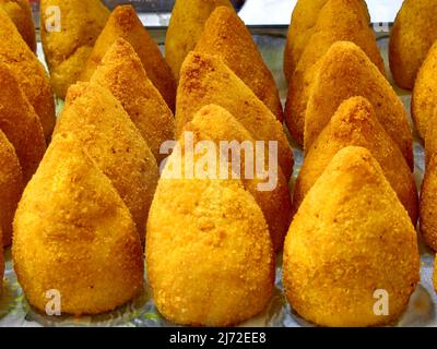 Reisbälle, auch ARANCINI genannt, in italienischer Sprache, zum Verkauf am Kiosk auf der Straße Stockfoto