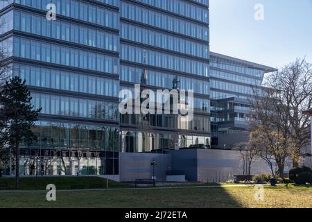 Modernes Lanxess-Hauptgebäude in der Kölner Frühlings-Skyline Stockfoto