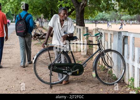 Vellore, Tamil Nadu, Indien - 2018. September: Ein Inder steht neben seinem Fahrrad und starrt nachdenklich. Stockfoto