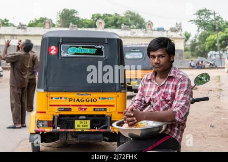 Vellore, Tamil Nadu, Indien - September 2018: Porträt eines indischen Blumenhändlers auf einem Markt in der Stadt Vellore. Stockfoto