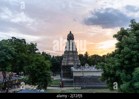 Vellore, Tamil Nadu, Indien - 2018. September: Die Turmspitze des alten Hindu-Jalakanteswarar-Tempels im Vellore Fort-Komplex bei Sonnenuntergang. Stockfoto