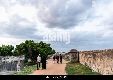 Vellore, Tamil Nadu, Indien - September 2018: Touristen, die im alten Fort-Komplex von Vellore unter bewölktem Himmel spazieren. Stockfoto