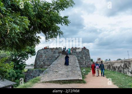 Vellore, Tamil Nadu, Indien - September 2018: Touristen, die im alten Fort-Komplex von Vellore unter bewölktem Himmel spazieren. Stockfoto