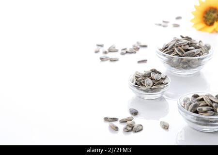 Drei Schalen mit Sonnenblumenkernen isoliert auf weißem Hintergrund mit Kopierraum. Stockfoto