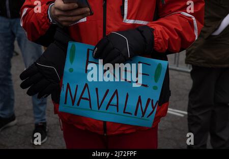 NEW YORK, NY – 31. Januar 2021: Die Menschen versammeln sich zur Unterstützung des inhaftierten russischen Oppositionsführers Alexei Nawalny in der Nähe des Hauptquartiers der Vereinten Nationen. Stockfoto