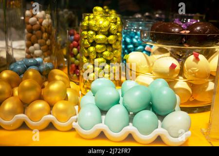 Inneneinrichtung von Fortnum & Mason zu Ostern 2022 in Piccadilly West London W1A UK England KATHY DEWITT Stockfoto