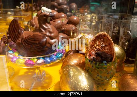 Inneneinrichtung von Fortnum & Mason zu Ostern 2022 in Piccadilly West London W1A UK England KATHY DEWITT Stockfoto