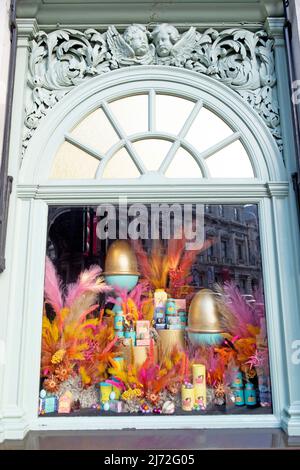 Fortnum & Mason Store Außenfenster Ausstellung an Ostern 2022 in Piccadilly West London W1A UK England KATHY DEWITT Stockfoto