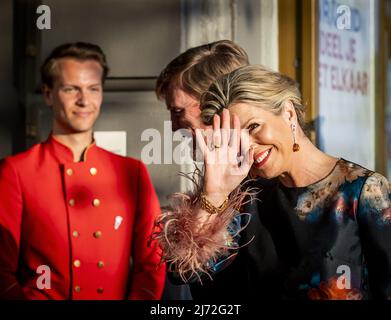 2022-05-05 20:08:25 AMSTERDAM - König Willem-Alexander und Königin Maxima im Royal Theatre Carre vor dem Befreiungskonzert auf der Amstel. KOEN VAN WEEL niederlande Out - belgien Out Stockfoto