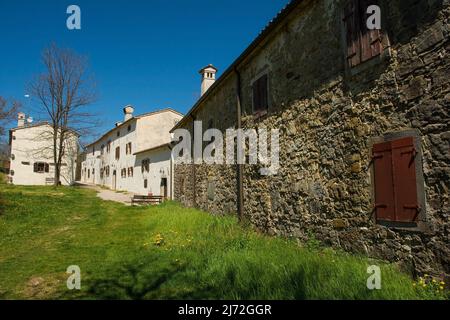 Alte Wohngebäude im historischen kleinen mittelalterlichen Dorf Kotli in der Nähe von Buzet in Istrien, Westkroatien Stockfoto