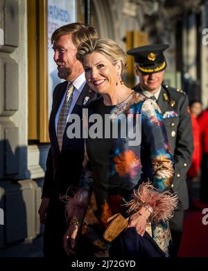 2022-05-05 20:08:25 AMSTERDAM - König Willem-Alexander und Königin Maxima im Royal Theatre Carre vor dem Befreiungskonzert auf der Amstel. KOEN VAN WEEL niederlande Out - belgien Out Stockfoto