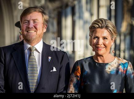 2022-05-05 20:08:19 AMSTERDAM - König Willem-Alexander und Königin Maxima im Royal Theatre Carre vor dem Befreiungskonzert auf der Amstel. KOEN VAN WEEL niederlande Out - belgien Out Stockfoto