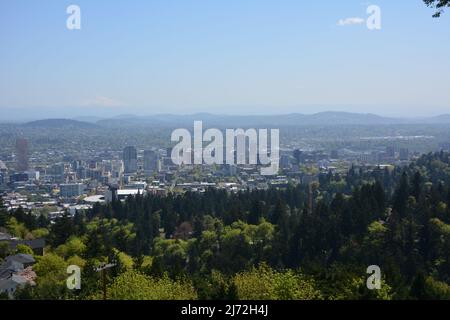 Der Aussichtspunkt auf dem Gelände des historischen Pittock Mansion mit Blick auf die Innenstadt von Portland, Oregon, USA. Stockfoto