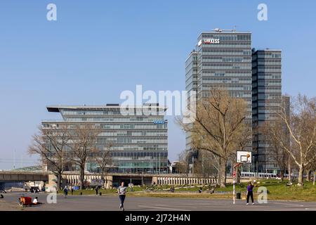 Modernes Lanxess-Hauptgebäude in der Kölner Frühlings-Skyline Stockfoto