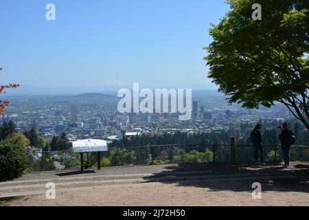 Der Aussichtspunkt auf dem Gelände des historischen Pittock Mansion mit Blick auf die Innenstadt von Portland, Oregon, USA. Stockfoto