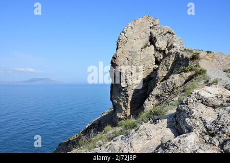 Kap Kaptschik im Schwarzen Meer neben dem Dorf Nowy Svet sonniger Sommertag, Krim, Russland Stockfoto
