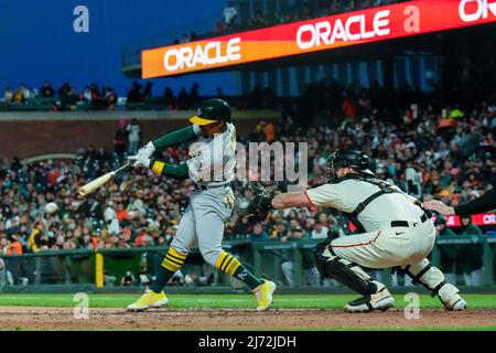 Der zweite Baseman von Oakland Athletic Tony Kemp (5) war während des MLB-Spiels der regulären Saison zwischen den Oakland Athletics und den San Francisco Giants bei Oracle P bei der Fledermaus Stockfoto