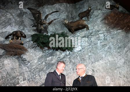 05. Mai 2022, Bayern, Garmisch-Partenkirchen: Bayerischer Innenminister Joachim Herrmann (CSU, r) und der Vizepräsident der Bundespolizei München, Franz Xaver Vogl sprechen vor der Bürgerinformationsveranstaltung des Marktes Garmisch-Partenkirchen auf dem Gipfel G7 in der Bayernhalle. Der Gipfel G7 findet vom 26-28. Bis 2022. Juni in Schoss Elmau statt. Foto: Angelika Warmuth/dpa Stockfoto