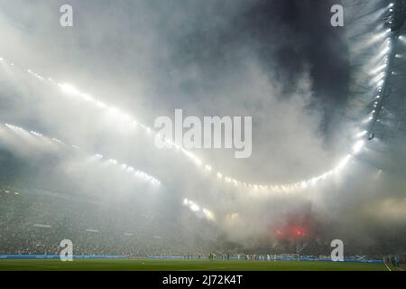 Marseille, Frankreich. 5. Mai 2022, Marseille - Rauch füllt das Stadion während des Spiels zwischen Olympique Marseille und Feyenoord am 5. Mai 2022 im Stade Velodrome in Marseille, Frankreich. (Box zu Box Pictures/Tom Bode) Stockfoto